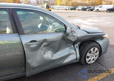 2010 Toyota Camry Le z USA, uszkodzony, nr VIN 4T4BF3EK5AR079356